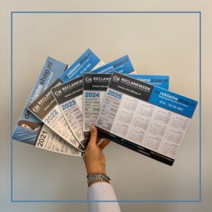 Muismat met kalender 2026 - Wit-grijze anti-slip onderlaag met transparante toplaag